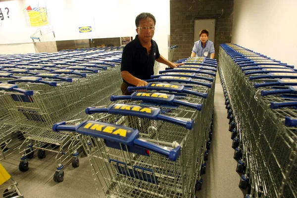 Shop Asszisztensek Készít Bevásárlókocsik Ikea Áruház Beicai Town Pudong Shanghai — Stock Fotó