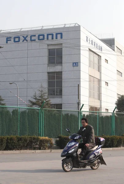 File Man Rides His Electric Bike Plant Foxconn Songjiang Industrial — Stock Photo, Image