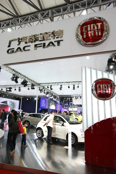 Visitantes Olham Para Carros Estande Fiat 14Th Shanghai International Automobile — Fotografia de Stock