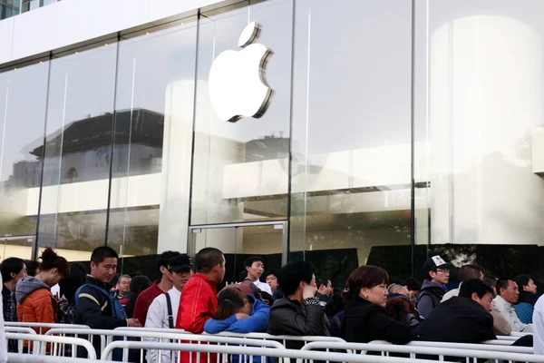Uma Multidão Compradores Faz Fila Fora Uma Apple Store Para — Fotografia de Stock