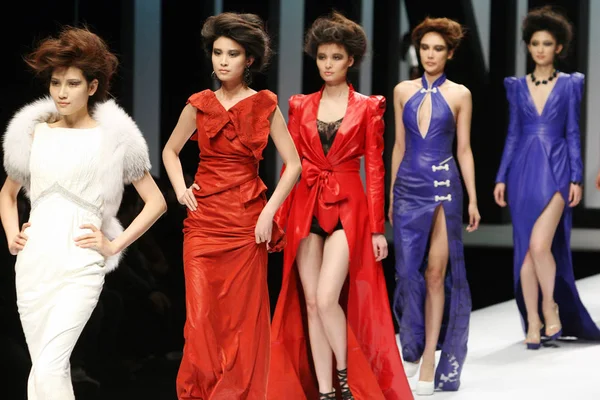 Pokaz Mody Kolekcji Nosić Skórzane Dongming Chiny Fashion Week Jesień — Zdjęcie stockowe
