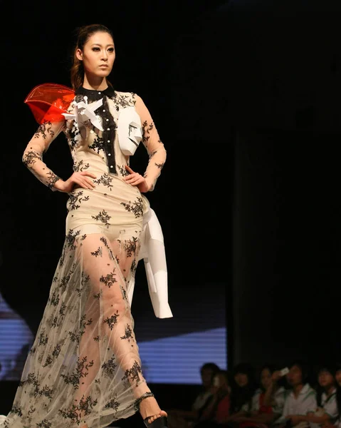 Model Wearing Distinctive Garment Poses Stage 2011 Jiangsu Creative Fashion — Stock Photo, Image