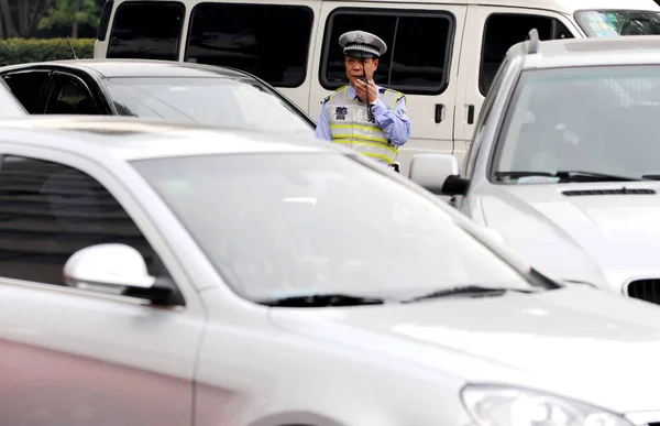 Офицер Полиции Направляет Автомобили Пробке Дороге Час Пик Утром День — стоковое фото