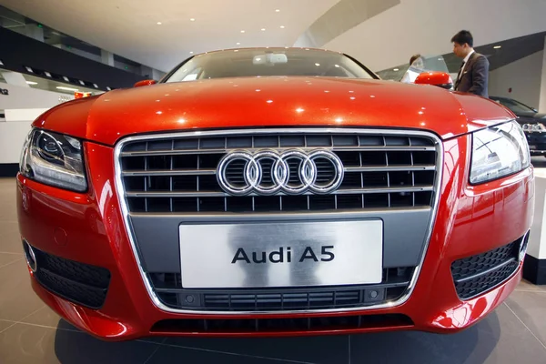 Les Acheteurs Chinois Regardent Audi Chez Concessionnaire Audi Shanghai Chine — Photo