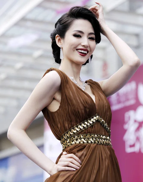 香港女優レニ Lan Lan 家具のショッピング モール南西 2011 日中国雲南省昆明市で家具祭の開会式に出席します — ストック写真