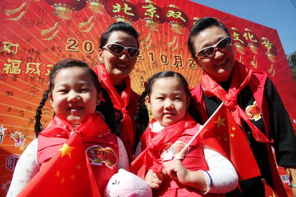 Dva Páry Čínských Dvojčat Účastní Pekingského Kulturního Festivalu Honglingjing Parku — Stock fotografie