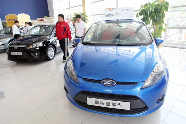Compradores Carros Olhar Para Carros Concessionário Ford Xangai China Maio — Fotografia de Stock