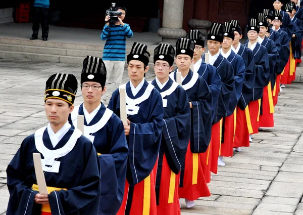 Junge Studenten Traditionellen Chinesischen Kostümen Nehmen Einer Zeremonie Zum Gedenken — Stockfoto