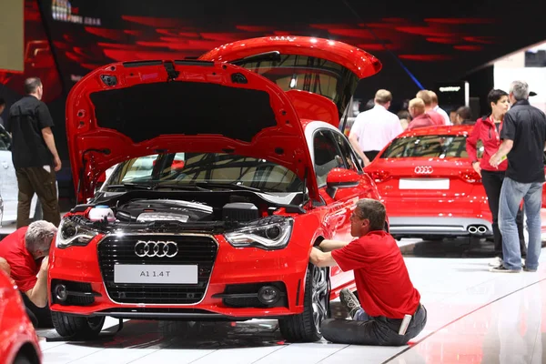 Workers Check Audi Display Prior 14Th Shanghai International Automobile Industry — Stock Photo, Image