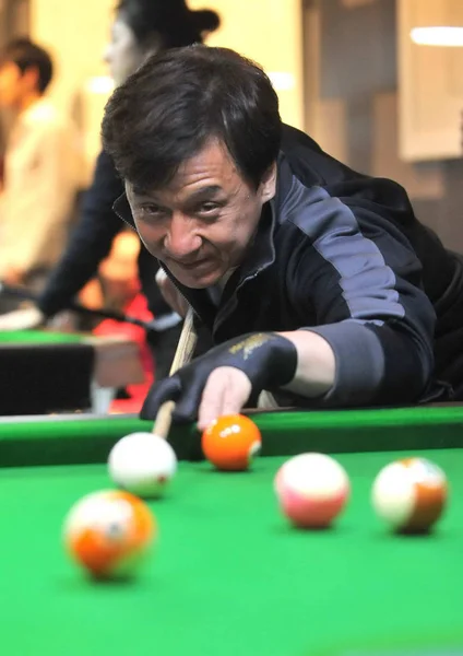 Hong Kong Kongfu Csillag Jackie Chan Játssza Snooker Biliárd Játékok — Stock Fotó