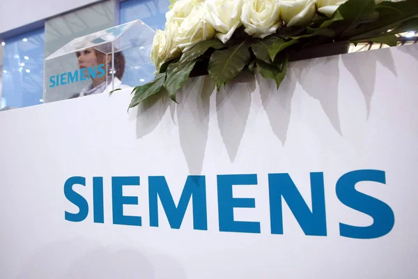Kinesisk Personal Står Monter Siemens 2010 China International Industry Fair — Stockfoto