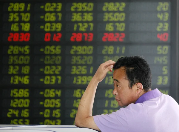 Chiński Inwestor Patrzy Cen Akcji Czerwony Dla Cena Rośnie Kolor — Zdjęcie stockowe