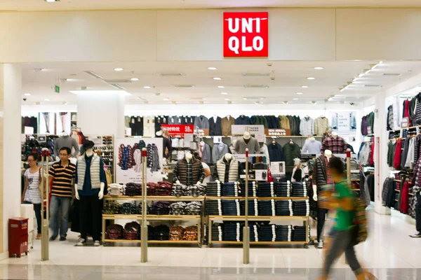 Pelanggan Berbelanja Sebuah Toko Pakaian Uniqlo Sebuah Pusat Perbelanjaan Shanghai — Stok Foto