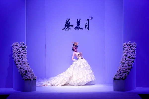 ツァイ Meiyue ウェディング ドレスのファッションショーの北京 2012年春 夏ファッションウィークで 2011 — ストック写真