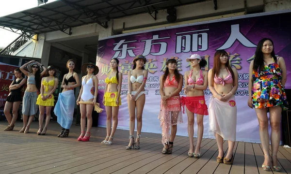 Jovens Chinesas Vestindo Biquíni Maiô São Retratados Durante Evento Matchmaking — Fotografia de Stock