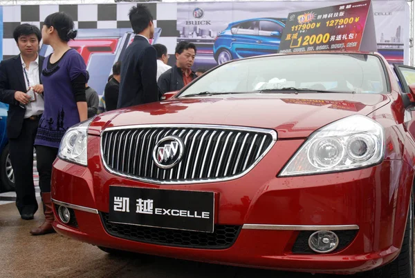 Kínai Autót Vásárlóknak Nézd Meg Buick Excelle Által Gyártott Shanghai — Stock Fotó