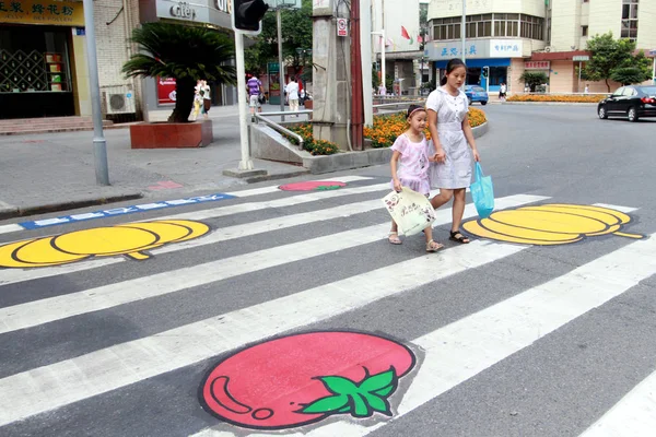 Lokale Bewoners Lopen Een Voetgangers Kruising Met Pompoen Tomaten Schilderijen — Stockfoto