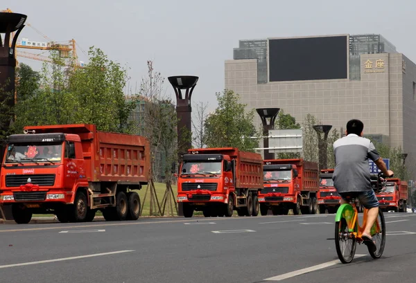 Una Caravana Bodas Que Consta Vehículos Ingeniería Una Calle Zhuzhou — Foto de Stock