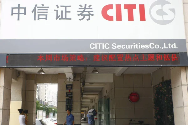 Los Lugareños Pasan Por Una Sucursal Citic Securities Shanghai China — Foto de Stock