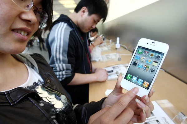 Los Compradores Prueban Teléfono Inteligente Blanco Iphone Apple Store Shanghai —  Fotos de Stock