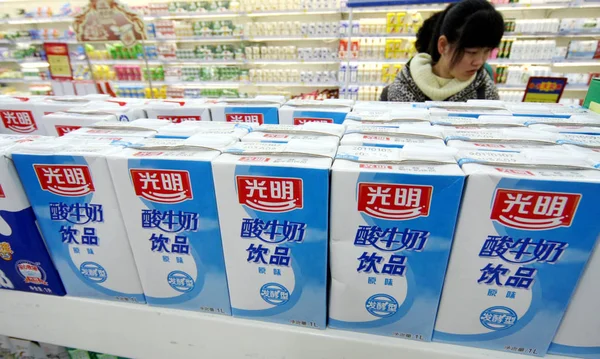 Ένας Κινέζος Αγοραστής Αγοράζει Γάλα Και Άλλα Γαλακτοκομικά Προϊόντα Της — Φωτογραφία Αρχείου