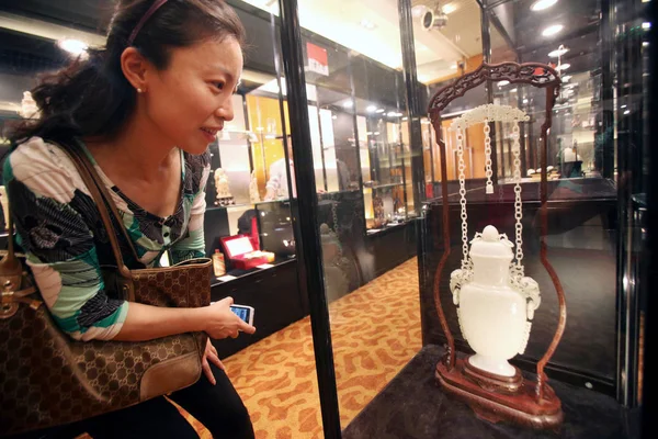 Besökare Tittar Jade Flaska Förhandsvisningen Auktion Peking Kina Juni 2011 — Stockfoto