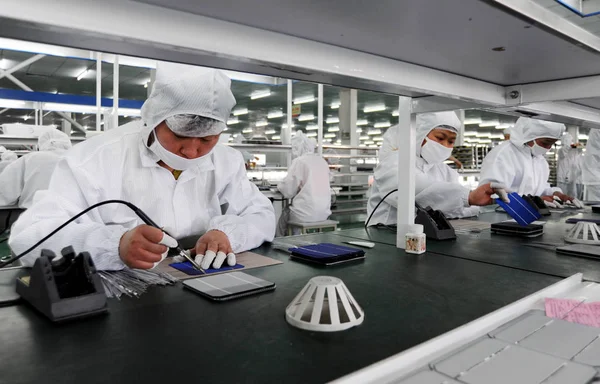 Trabalhadores Chineses Fabricam Células Fotovoltaicas Fábrica Eoplly New Energy Technology — Fotografia de Stock