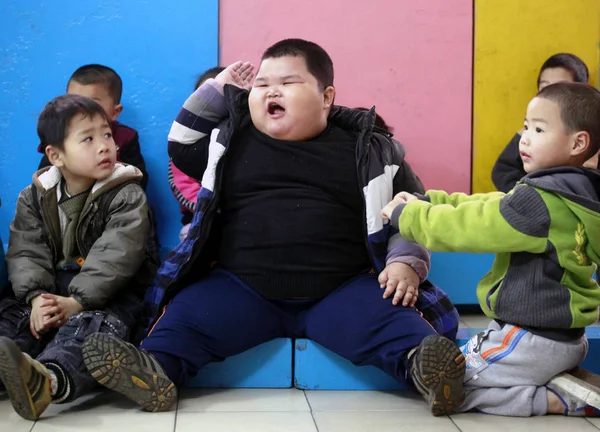 Najgrubszych Dziecko Zhihao Stawia Ręce Odpowiedzi Pytanie Przedszkolu Foshan Południowo — Zdjęcie stockowe