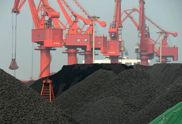 Piles Coal Pictured Coalyard Port Lianyungang Lianyungang City East Chinas — Stock Photo, Image