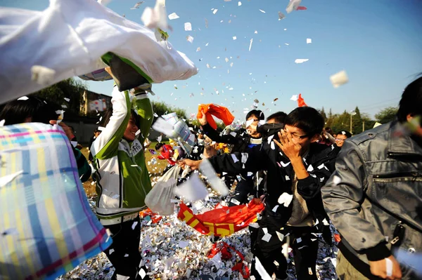 Jonge Chinese Studenten Genieten Van Een Kussengevecht Aanstaande Honderdjarige Vrijgezellendag — Stockfoto