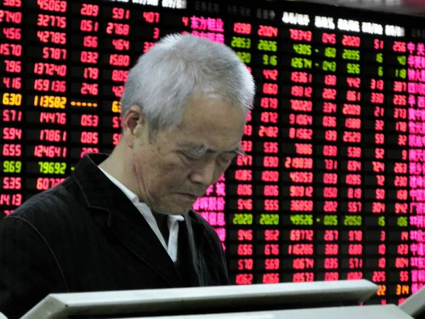 Inversor Chino Examina Los Precios Las Acciones Rojo Por Aumento — Foto de Stock