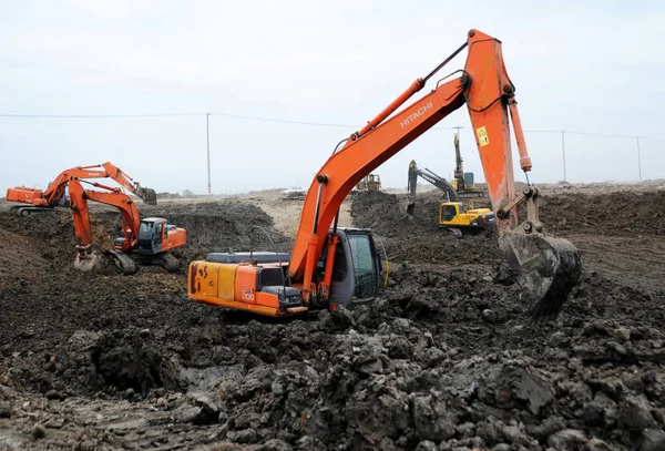 2011年4月6日 在中国上海上海迪士尼乐园主题公园施工现场挖掘泥土 — 图库照片