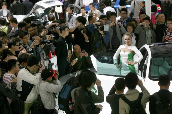 2011年4月21日 在中国上海新国际博览中心举行的第14届上海国际汽车工业展览会 2011年上海汽车 大批游客拍摄了一辆汽车和一款模型 — 图库照片