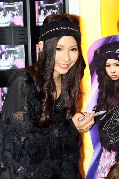 日本の女の子バンドスキャンダルのメンバーは 香港の Dvd ショップでファンとの会議に出席します 月2011 — ストック写真