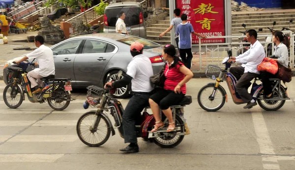 Ciclista Chino Montar Bicicletas Eléctricas Una Carretera Ciudad Shenzhen Provincia — Foto de Stock