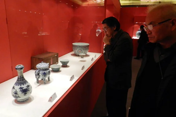 Visitantes Olham Para Produtos Porcelana Durante Pré Visualização China Guardian — Fotografia de Stock