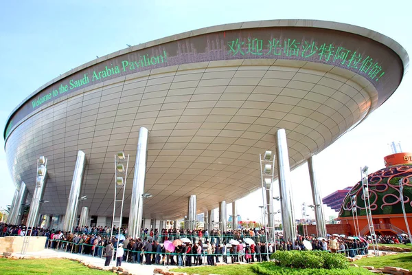 2010 中国上海世界博覧会記念公園にサウジアラビア パビリオンを入力して訪問者の群衆に並びます — ストック写真