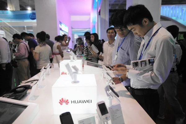 Visitors Try Out Cell Phone Stand Huawei Exhibition Beijing China — Stock Photo, Image