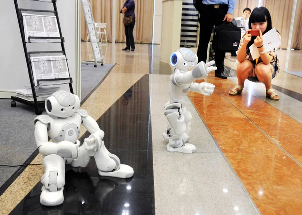 Návštěvník Fotografuje Nao Humanoidní Roboty Který Provádí Během 2011 Mezinárodní — Stock fotografie