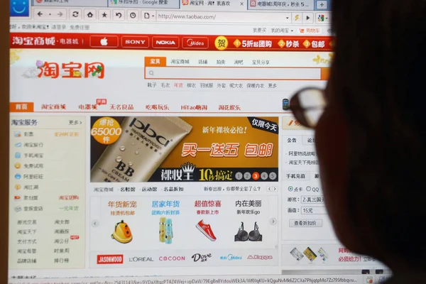 Internet User Browses Line Shopping Website Taobao Com Shanghai China — Stock Photo, Image