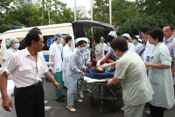 Medicinsk Personal Redo Att Behandla Skadade Passagerare Shanghai Shuguang Hospital — Stockfoto