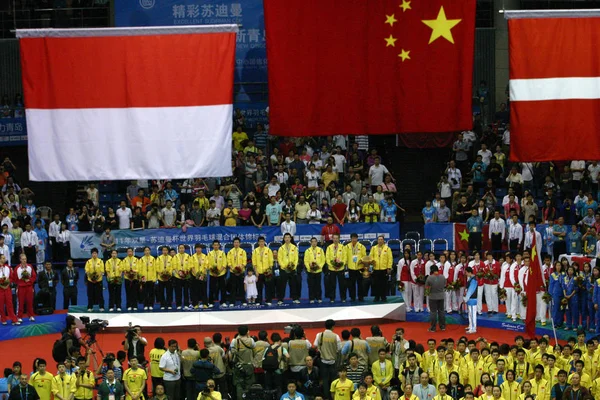 Medlemmar Kinas Nationella Badminton Team Lyssna Nationalsången Pallen Prisutdelningen 2011 — Stockfoto