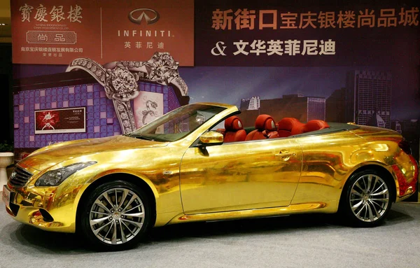 2011年3月31日 在中国东部江苏省南京市的一家黄金珠宝店展出了一辆金英菲尼迪G37双门跑车 — 图库照片
