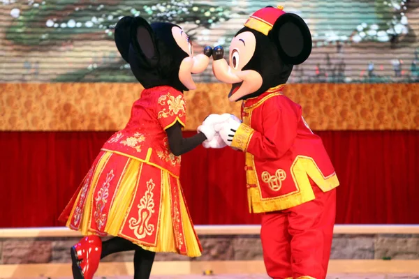 2011년 상하이 디즈니 리조트 기공식에서 마우스와 마우스가 공연하고 — 스톡 사진