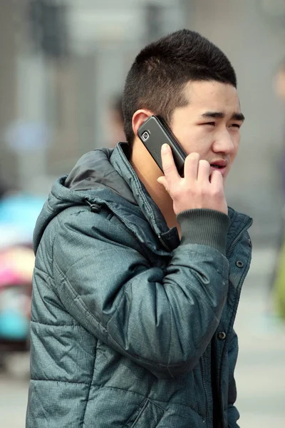 Чоловік Розмовляє Мобільному Телефону Вулиці Шанхаї Китай Березня 2011 — стокове фото