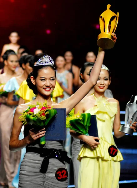 Chinese Model Xin Rui Holds Her Champion Trophy Award Ceremony — Stock Photo, Image