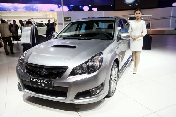 2010年12月20日 在中国广东省南部广州市举行的第八届中国 国际汽车展览会 广州车展 一个模型构成了斯巴鲁遗产的旁边 该展览会被称为广州车展2010 — 图库照片
