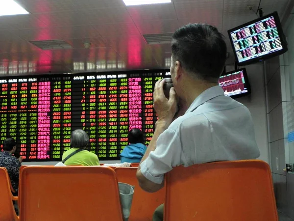 2011年8月29日 中国东部浙江省杭州一家股票经纪公司的股价 绿色价格下跌 — 图库照片