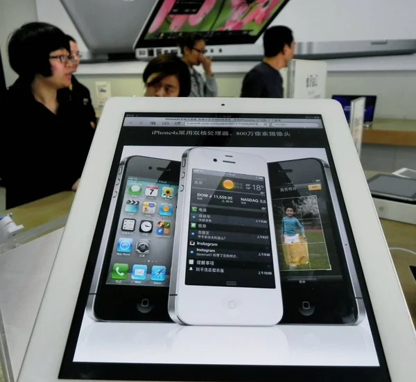 Los Clientes Ven Una Tienda Apple Hangzhou Este Provincia Chinas —  Fotos de Stock