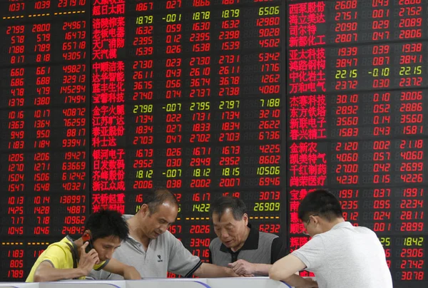 Chinese Investeerders Kijken Aandelenkoersen Rood Voor Prijs Stijgt Groen Voor — Stockfoto
